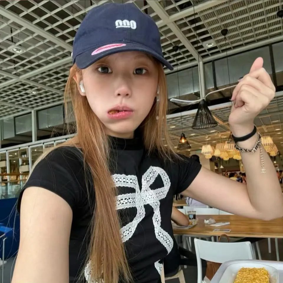 芒果和红色轮椅